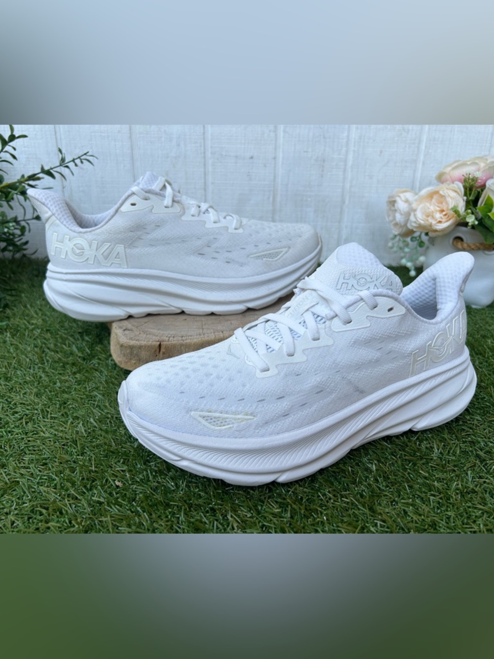 HOKA Clifton 9 EVERYDAY RUNNING women Shoes
size 7.5 White / White gently used - Picture 5 of 16